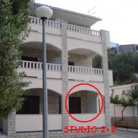 Studio Ground Floor With Terace เบรลา ภายนอก รูปภาพ