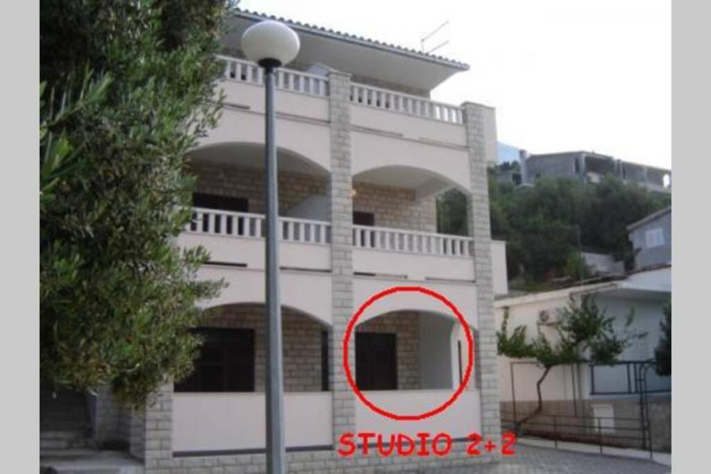 Studio Ground Floor With Terace เบรลา ภายนอก รูปภาพ